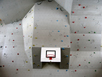Kletterwand mit ausgeklappten Basketballkorb