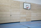 Holzprallwand mit Basketballkorb