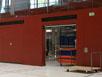 Geräteraumtor mit Lüftungsgitter in einer roten Textilprallwand