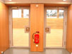 Brandschutztüre vollverglast mit Blick in die Sporthalle